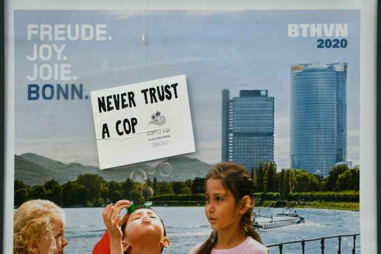 'nunca confie em uma COP' diz o cartaz: menção ao IPCC foi vetada do livro de regras do acordo de Paris