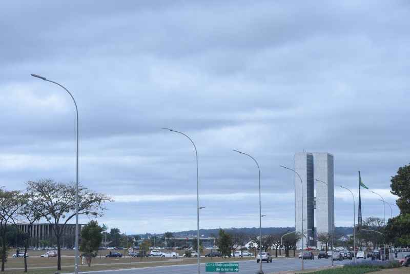 Nesta terça-feira o céu fica de encoberto a nublado, com pancadas de chuvas isoladas em algumas regiões