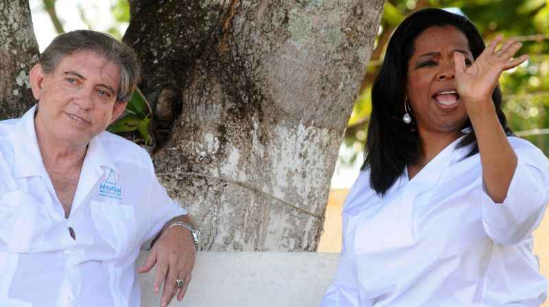 Entrevistadora norte-americana Oprah Winfrey, visita o médium João de Deus, em Abadiânia