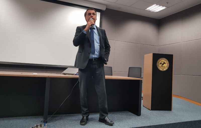 Jair Bolsonaro esteve ontem no Comando de Operações Táticas da PF, em Brasília: comunicação digital para aprovação de reforma