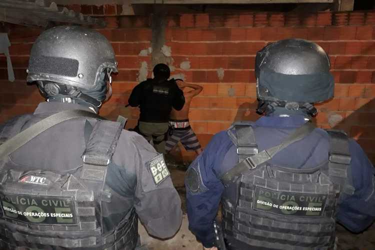 foto de policiais revistando criminosos no Guará