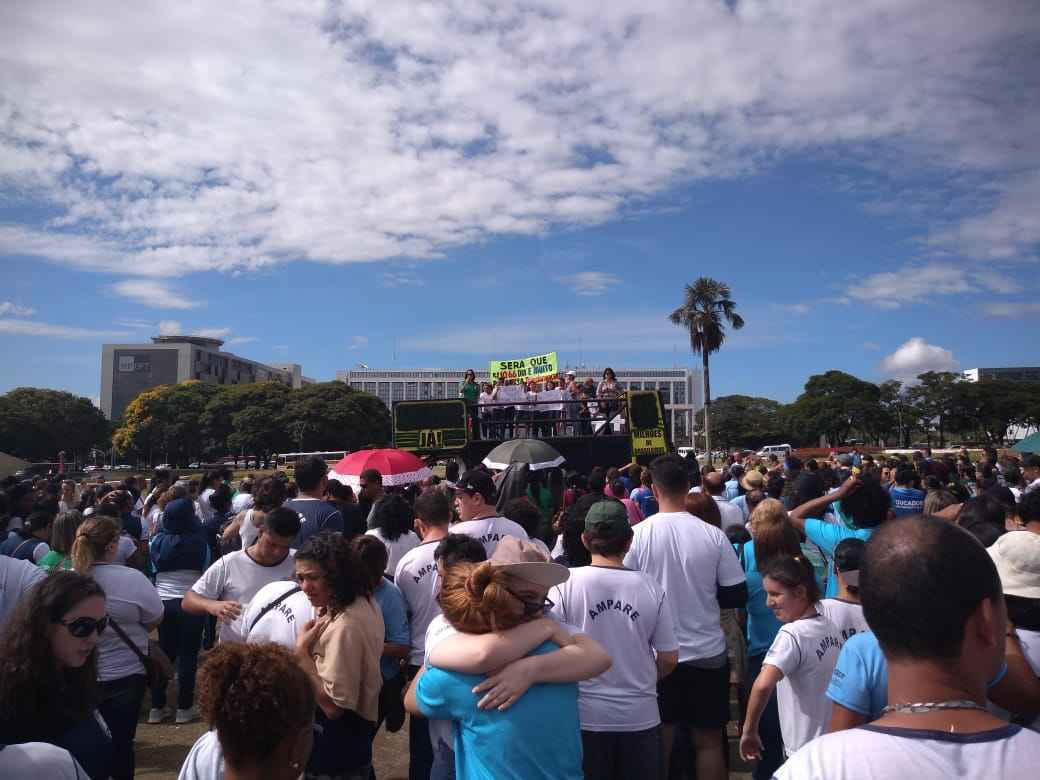 Instituições sociais fazem protesto em frente ao Palácio do Buriti