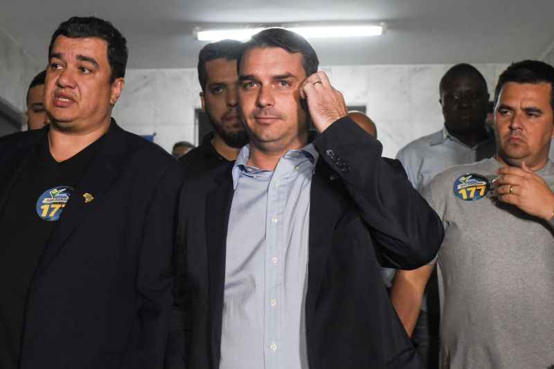 Flávio Bolsonaro disse que há suspeitas nas movimentações financeiras de outros partidos