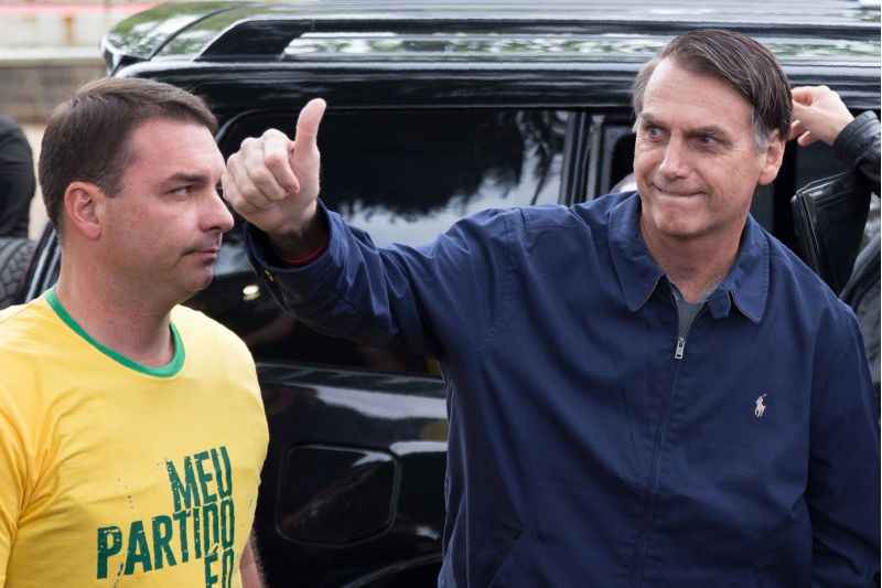 Senador eleito, Flávio diz que não fez nada errado no caso do ex-assessor: esforço para que as denúncias não cheguem a Jair Bolsonaro