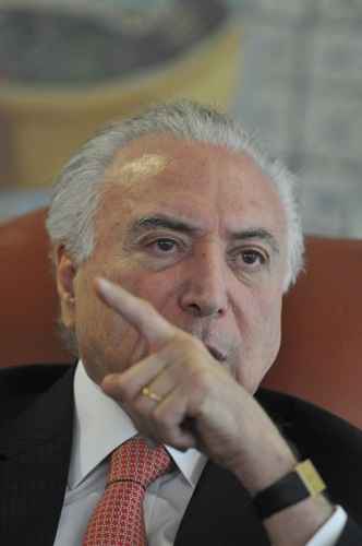 Presidente Michel Temer apontando