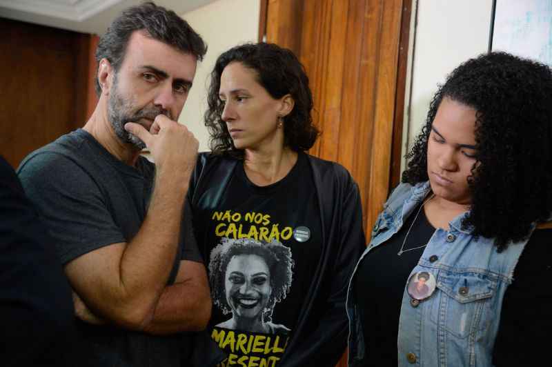 O deputado estadual Marcelo Freixo, a viúva Mônica Benício e a filha da vereadora Marielle Franco