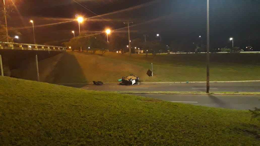 Segundo Polícia Militar, o carro foi fechado por outro veículo e caiu do viaduto da L4 Sul