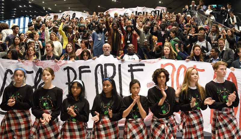 Protesto na sessão final da cúpula da Polônia: seguem as discussões com representantes de 196 países sobre o livro de regras