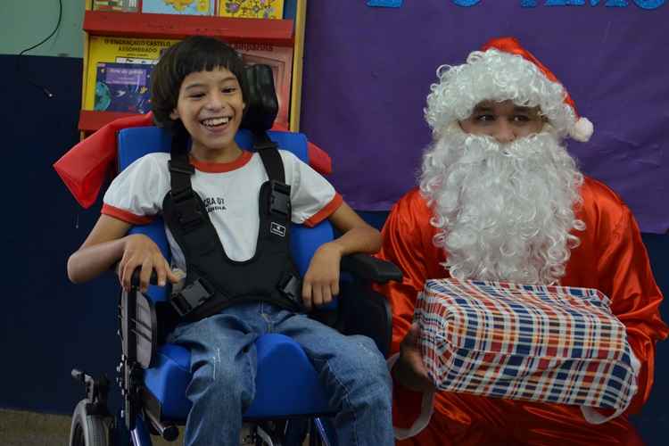 O estudante de 12 anos recebeu o presente do Papai Noel, por meio da campanha dos Correios