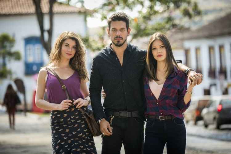 Alinne Moraes, João Vicente de Castro e Vitoria Strada como Isabel, Alain e Cris na novela Espelho da vida.