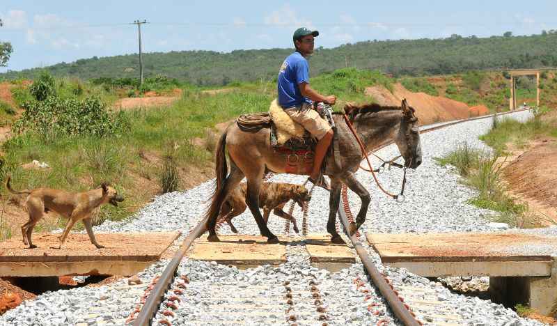 Ferrovia Norte-Sul: maior utilização dos trilhos depende da ligação com a malha paulista, obra à espera de um leilão