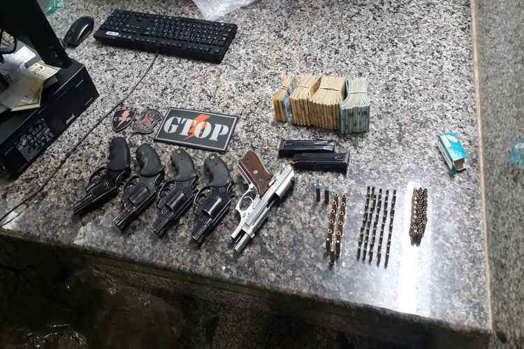 Com o trio tinha armas, munição e R$ 33 mil em dinheiro