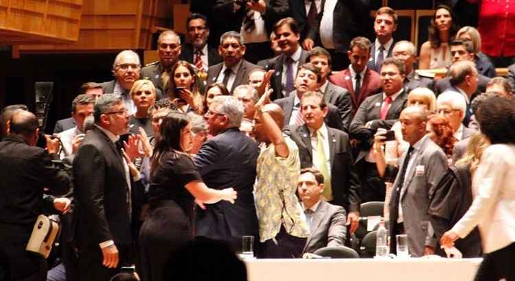 O deputado federal eleito Alexandre Frota (PSL) chegou a empurrar Santos em meio à confusão