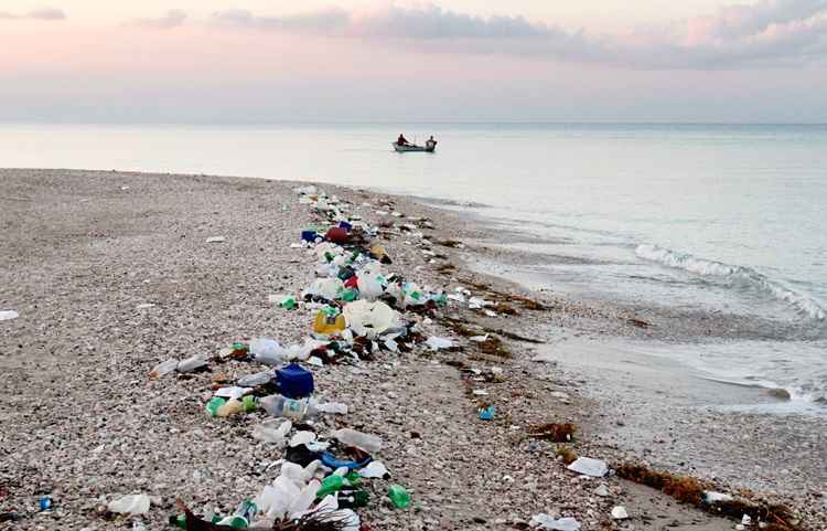 Na costa do Haiti, o lixo plástico se acumula perto do mar