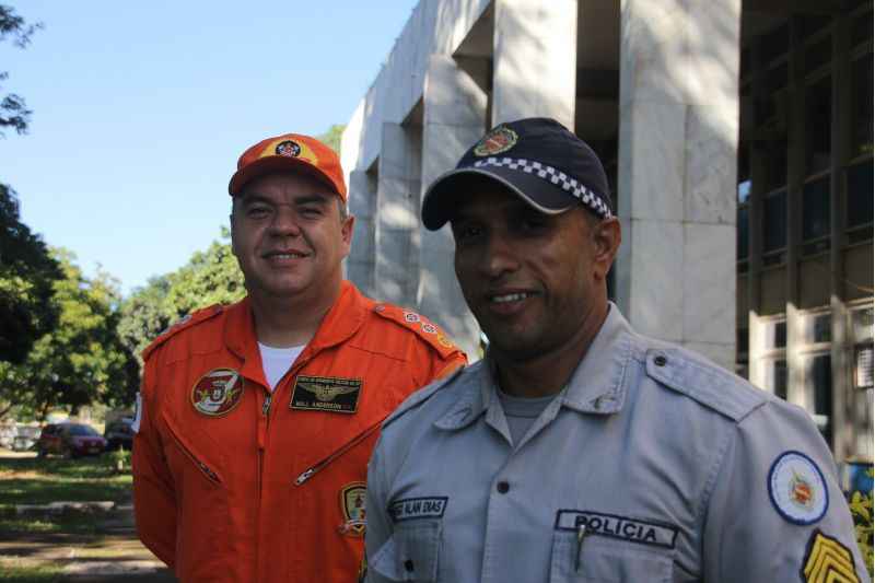 O bombeiro Anderson do Nascimento e o policial militar Alan Dias se acostumaram a trabalhar nos plantões de fim de ano: dever, orgulho e responsabilidade