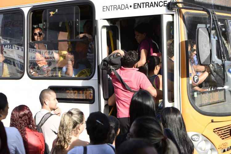 Homem estava se masturbando em ônibus que fazia a linha de Ceilândia para W3 Sul