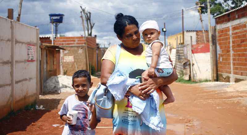 A dona de casa Maria, com os netos, estudou até a 5ª série depois de adulta: 