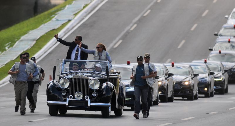 Casal simula Bolsonaro e a esposa, Michelle, em um dos ensaios para a posse