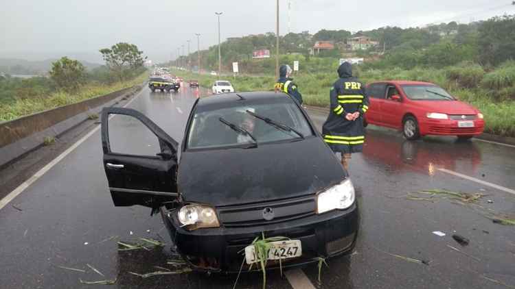 O motorista do Fiat Palio perdeu o controle do veículo, que capotou e parou na outra faixa da BR-070