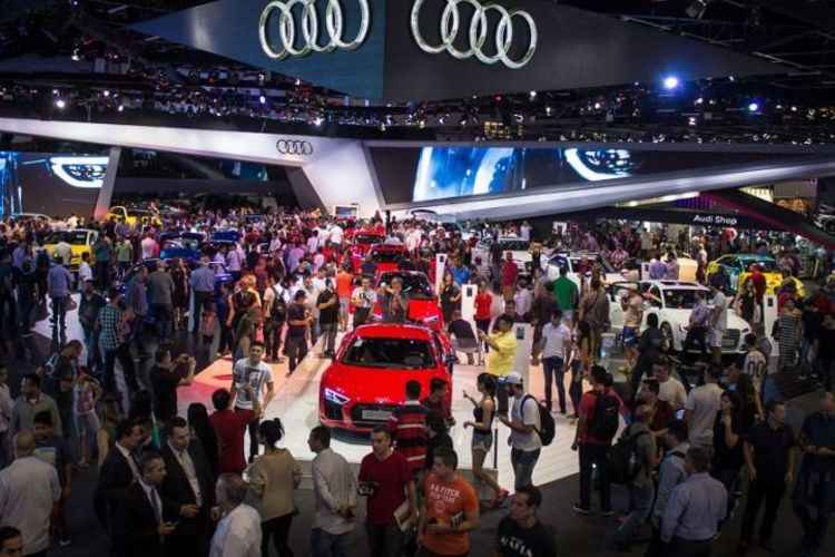 foto do salão do automóvel, venda de carros supera expectativas