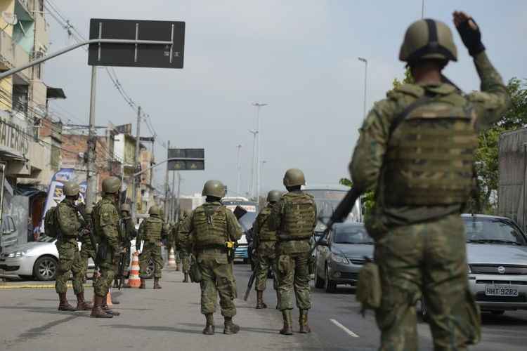 foto do Exército na rua