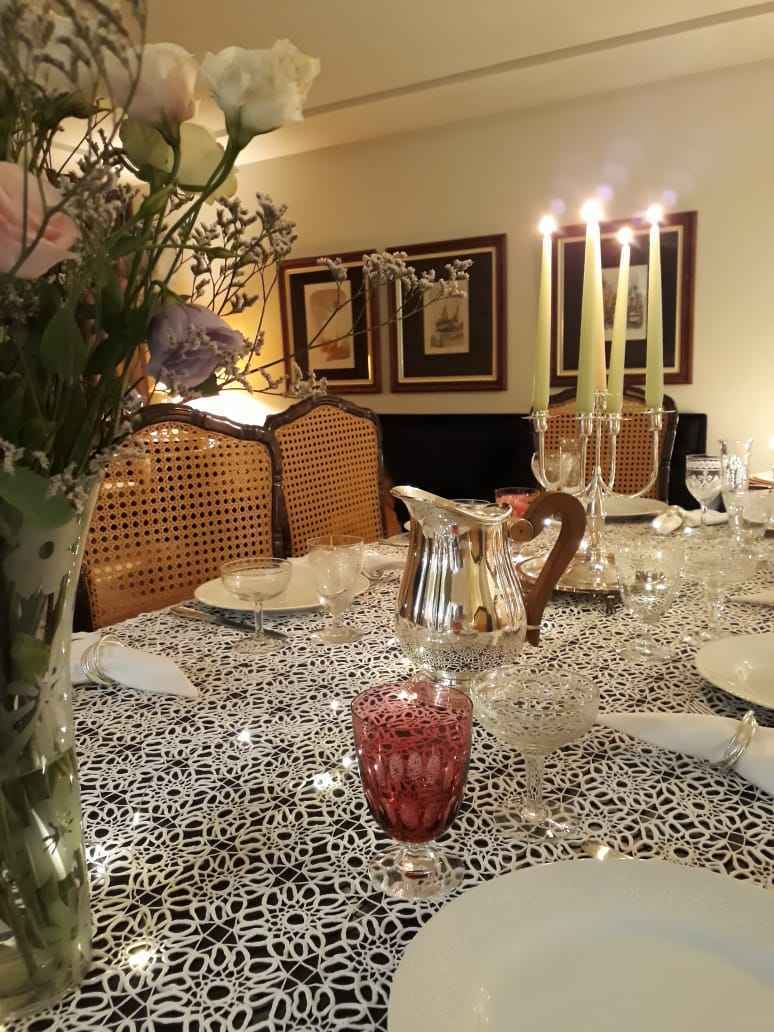 Segundo Lucas Borges, as luzes natalinas são uma ótima opção para decorar mesas em festas e eventos sociais