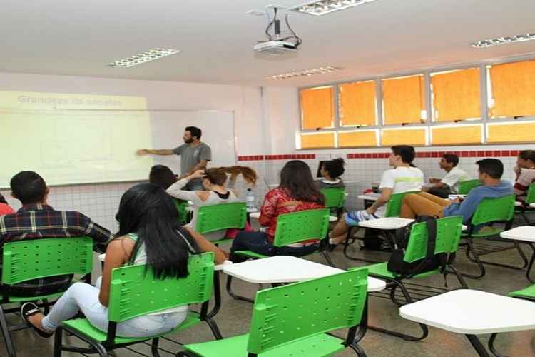 estudantes do IFB sentados na cadeira verde