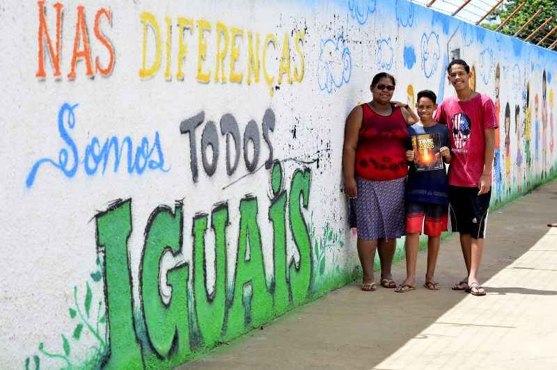 Alisson com a mãe, Marcilene, e o irmão, Micael.