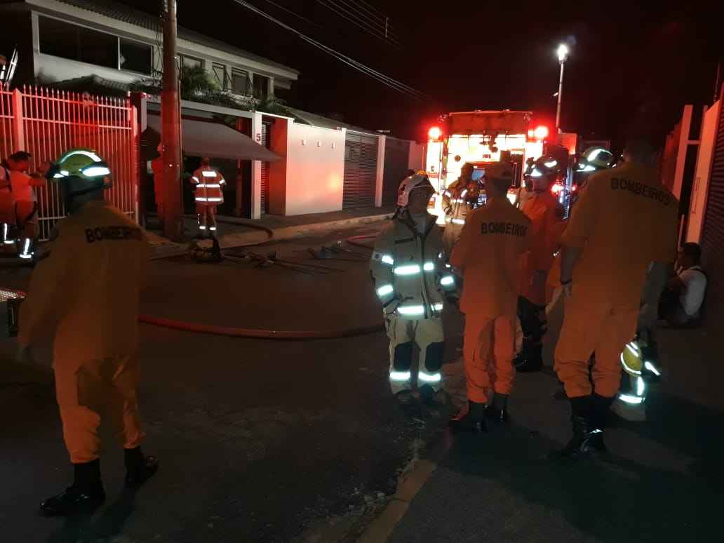 Com cinco viaturas e 22 homens, os bombeiros atenderam a ocorrência por volta das 20h