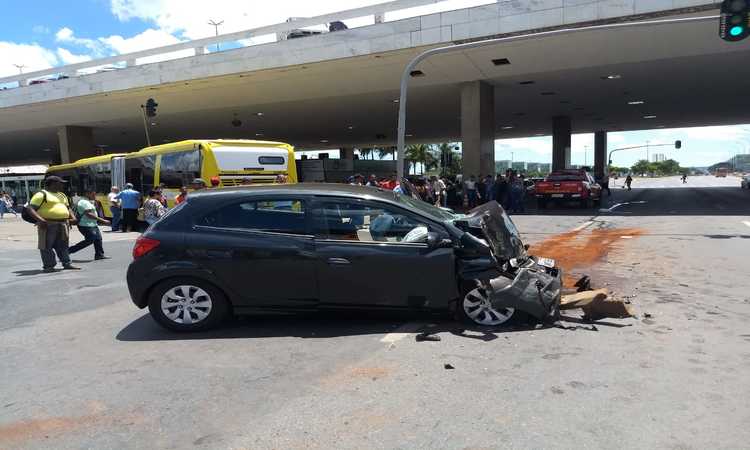 A frente do veículo da vítima, um Onix, ficou completamente destruído