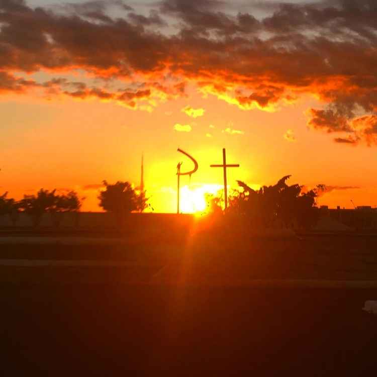 foto do dia, sol atrás do monumento de JK no Eixo Monumental