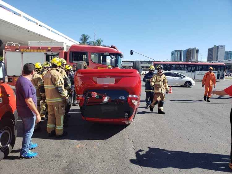 Após a colisão, o Fiat Mobi vermelho capotou na via