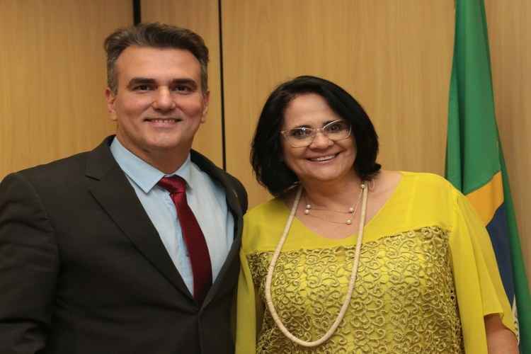 foto do secretário Sérgio Queiroz e da ministra da Mulher, Damares