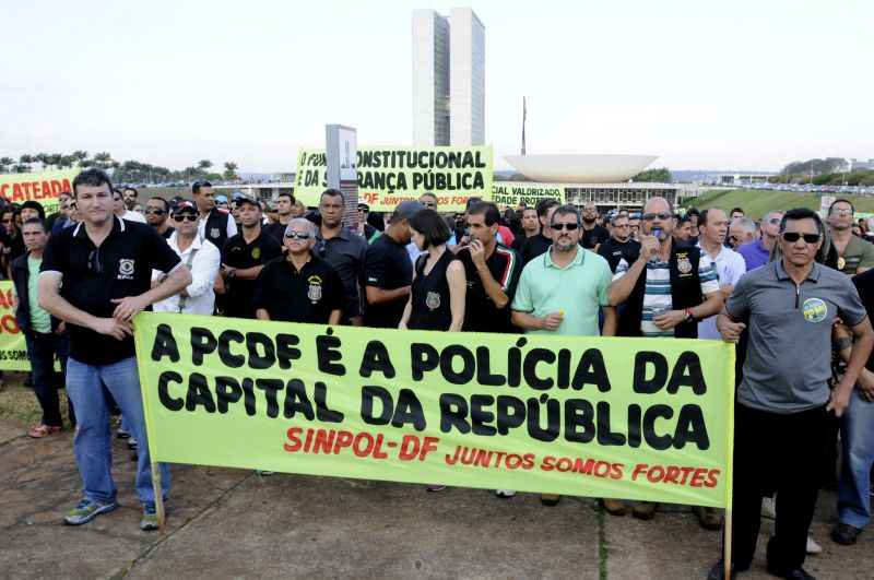 Manifestação de policiais civis na Esplanada dos Ministérios: previsão do GDF é garantir a isonomia salarial com a Polícia Federal em 2019