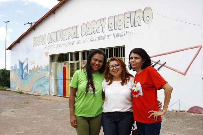 Yara (E) e Maria (D) organizarão doações à escola da diretora Elainia