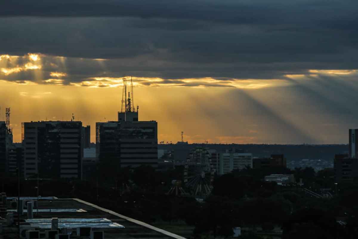 Antes do sol nascer, a temperatura mínima foi de 15ºC, mas logo o calor tomou conta do DF