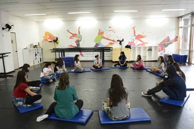 Alguns dos itens abordados são: técnicas de interpretação, preparação corporal e vocal, direção artística, técnicas de iluminação e criação de cenografia