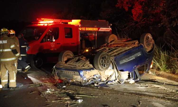 Após a colisão com o animal, o motorista ainda capotou o veículo, um Fiat Uno