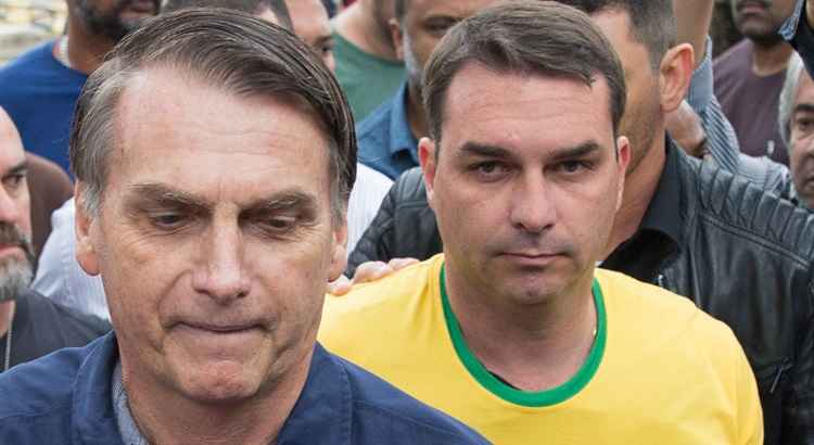 O presidente Jair Bolsonaro e o filho, Flávio, eleito senador pelo Rio; caso Coaf desgata governo