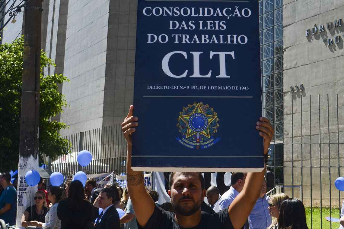 Recentemente o presidente Jair Bolsonaro criticou a atuação da Justiça do Trabalho no país. Segundo ele, há excessos que precisam ser combatidos. Também sinalizou que pode propor uma reforma trabalhista