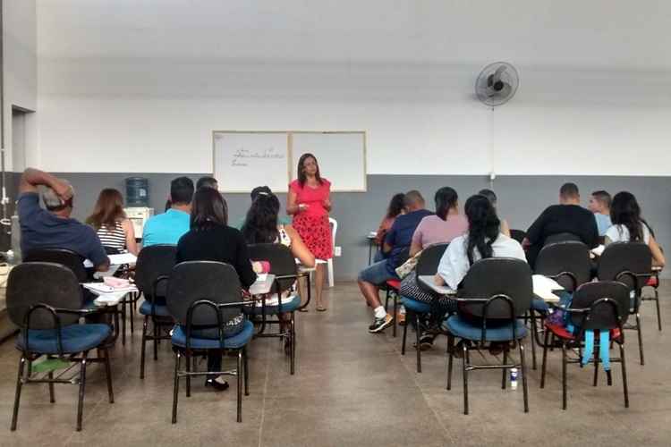 Aulas de português na igreja Sara Nossa Terra