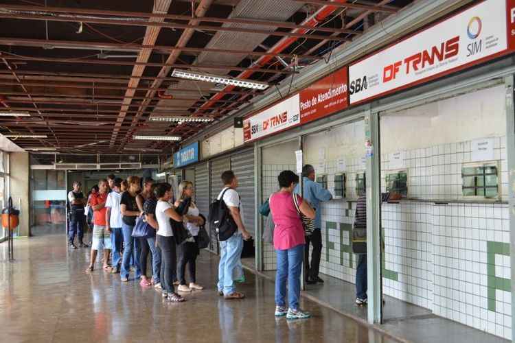 foto de uma fila de estudantes em frente a um posto de atendimento do DFTrans para obter o passe livre