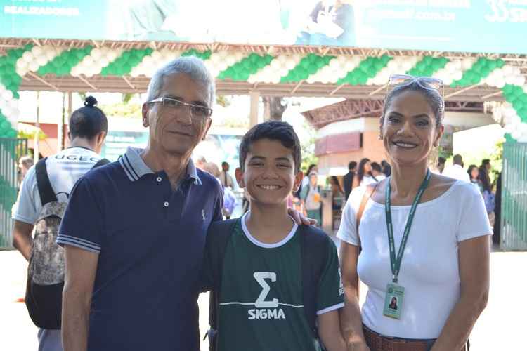 Vitor de Freitas, com os pais, teve dificuldade para acordar cedo no primeiro dia de aula