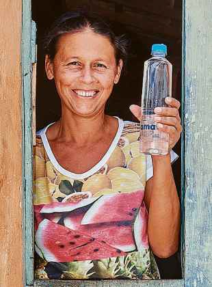 Moradora de Aiuaba, no Ceará, beneficiada pelo abastecimento com a água da Ambev