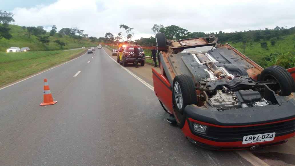 Suspeitos só pararam ao capotar carro