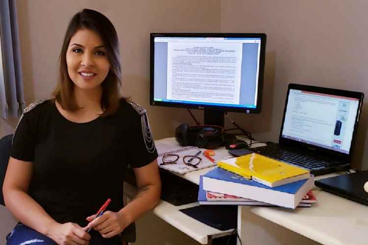 Karina tem estudado todos os dias para a prova