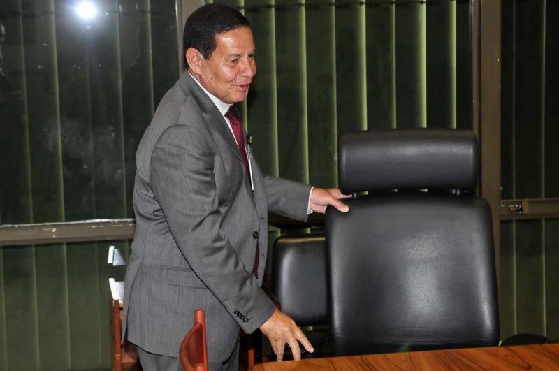 Mourão deverá conduzir, nesta terça-feira (29/1), a reunião ministerial, que Bolsonaro passou a realizar uma vez por semana