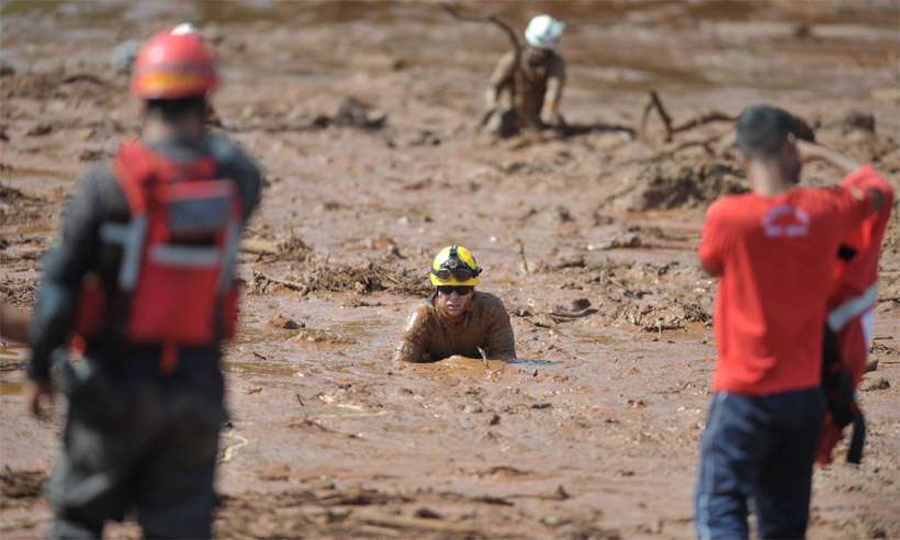 Militar do Corpo de Bombeiros ficou praticamente com o corpo todo no lamaçal de um rio de mais de 60 metros formado pelo rompimento da Barragem Córrego do Feijão