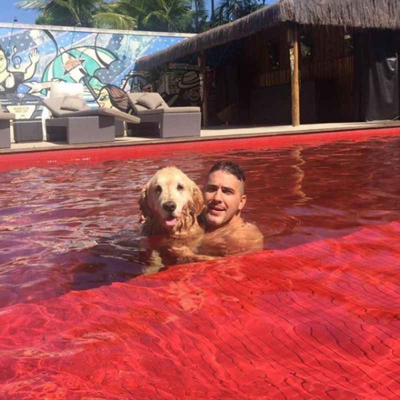 A piscina vermelha da casa de André Marques.
