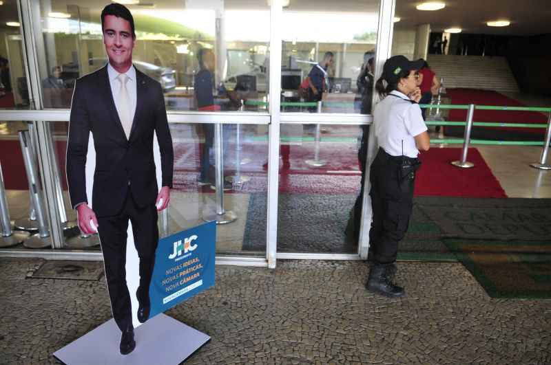 Na entrada principal, conhecida como Chapelaria, há um cartaz em tamanho real com a imagem do deputado João Henrique Caldas